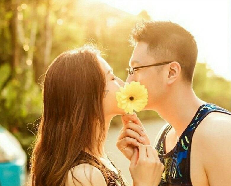 闪亮派对上的女孩
